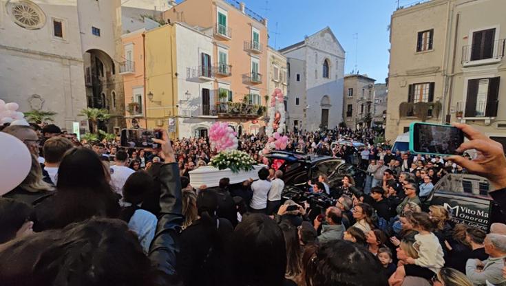 Cattedrale piena di ragazzi per l’addio a Sofia Lorusso: “Prenderemo la tua voglia di vivere” - Bari