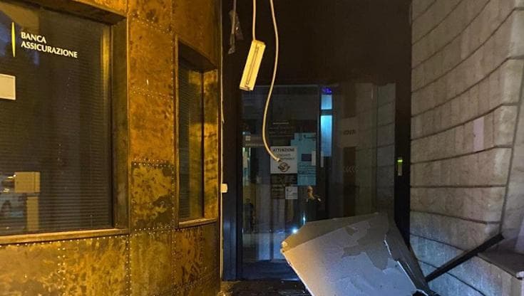 Doppio assalto ai bancomat, nella notte saltano in aria sportelli automatici a Modugno e Bitetto - Bari