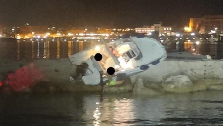 Immagine del post 22207 - Bari Taranto, motoscafo si schianta sulla diga del porto: in salvo famiglia. Si indaga per capire cause - Bari