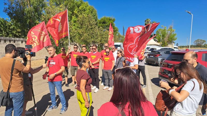 La rabbia dei lavoratori davanti al circuito Porsche di Nardò: “Basta ditte esterne, assumeteci” - Bari