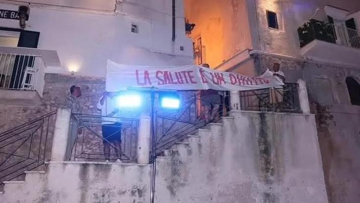 Vieste, striscione “La salute è un diritto” rimosso al Libro Possibile. Il Comune: “Inaccettabile” - Bari