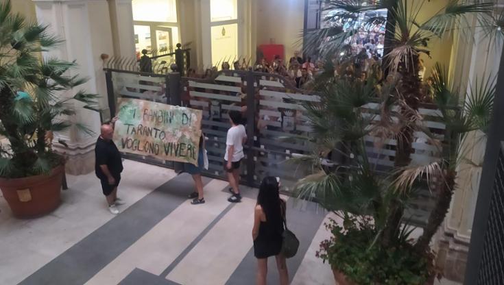 Immagine del post 10163 - Bari Genitori, operai, ambientalisti: i contestatori che hanno spinto alle dimissioni Bitetti a Taranto - Bari