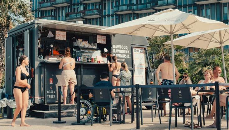 Pane e pomodoro, aperitivo ecologico: drink gratis per ogni bicchiere pieno di mozziconi abbandonati - Bari