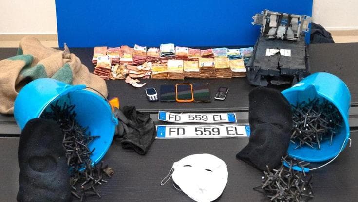 Immagine del post 23363 - Bari Assalto al bancomat, 4 arresti in flagrante: nell’auto rubata 35mila euro, maschere e chiodi - Bari