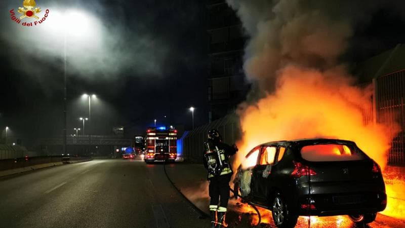 Auto prende fuoco sulla statale 96, illesi padre e figlio: hanno accostato un attimo prima del rogo - Bari