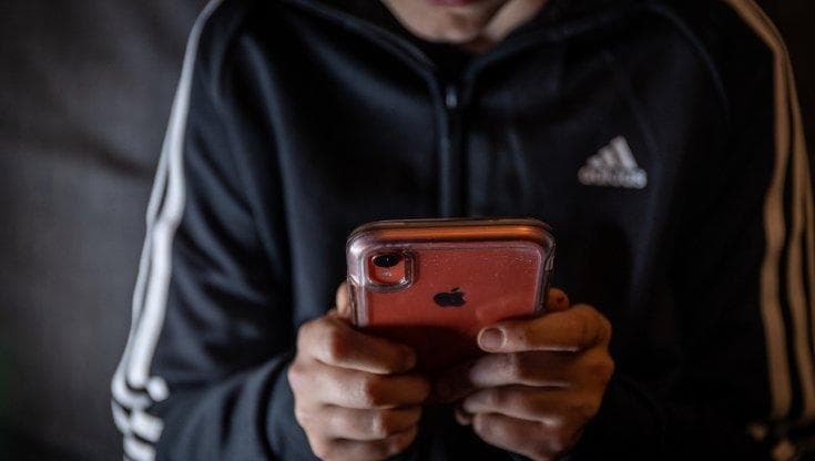Botte, minacce e controlli sul telefono per 23 anni: donna lascia il compagno e lo fa condannare - Bari