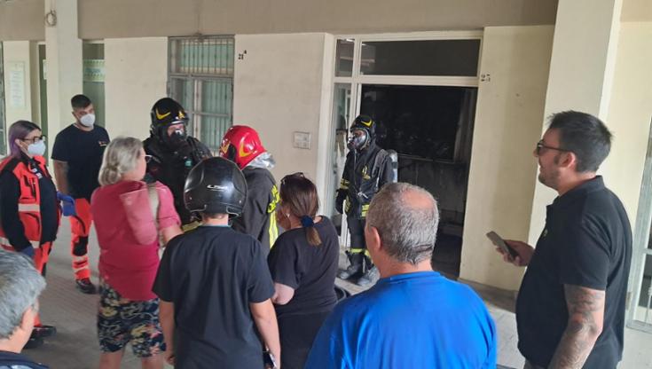 Vanno a fuoco i contatori e il vano scale in una palazzina popolare: paura a Nardò - Bari
