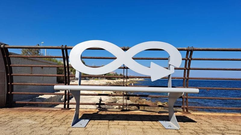 Bari, inaugurata sul lungomare la panchina in acciaio riciclato: “Sensibilizzare alla differenziata” - Bari