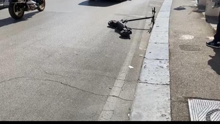 Foggia, a bordo del monopattino tentano scippo in centro, ma finiscono contro un’auto. Fuga a piedi - Bari