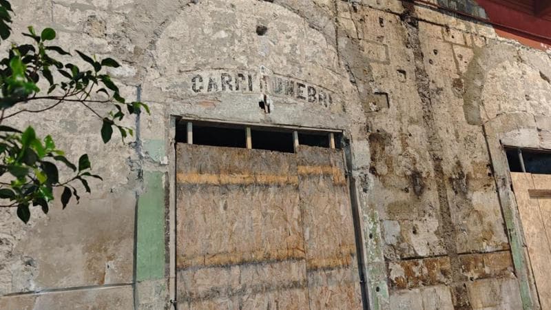 Immagine del post 14417 - Bari “Carri funebri”. In via Manzoni compare l’antica scritta dove c’era l’insegna “Marianna confezioni” - Bari