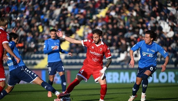 Tensione all’aeroporto di Pisa, un giocatore del Bari sferra un calcio a un tifoso che lo contestava - Bari