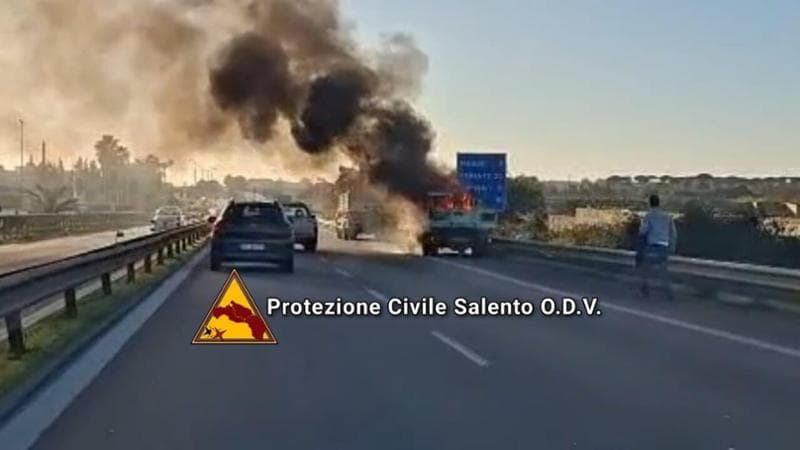 Furgone in fiamme sulla Lecce-Maglia, il conducente riesce a scendere in tempo. Traffico in tilt - Bari