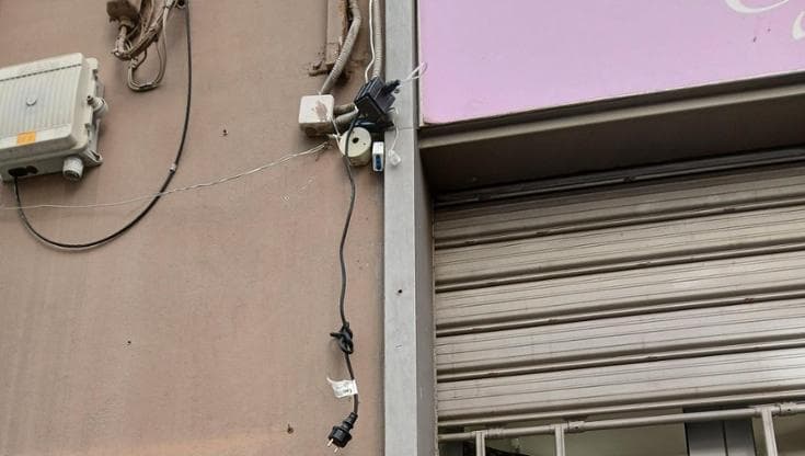 Bari, il furto che non ti aspetti: rubate le luminarie all’esterno di un negozio di via Carulli - Bari