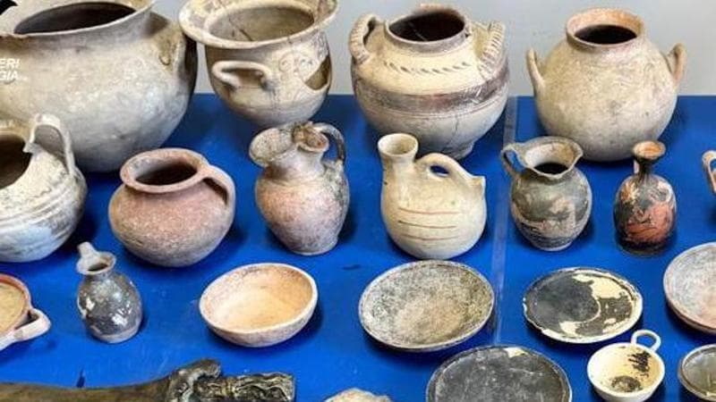 Immagine del post 1054 - Bari I carabinieri cercano armi ma scovano un tesoro archeologico nascosto in una botola a Lucera - Bari