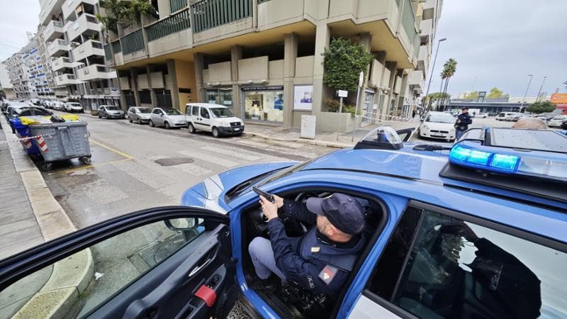 Immagine del post 1079 - Bari Bari, quartiere San Pasquale bloccato dalla Polizia: esercitazione per rapina con ostaggi in negozio - Bari