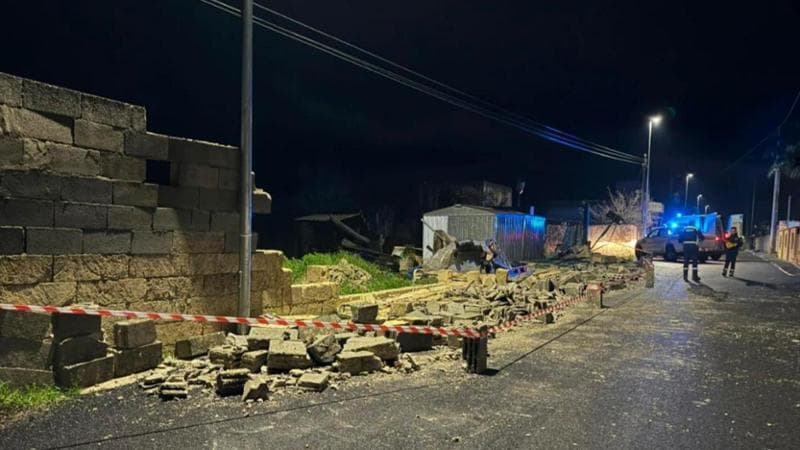 Maltempo in Salento, fulmine colpisce condiminio e causa incendio. Alberi caduti lungo le strade - Bari
