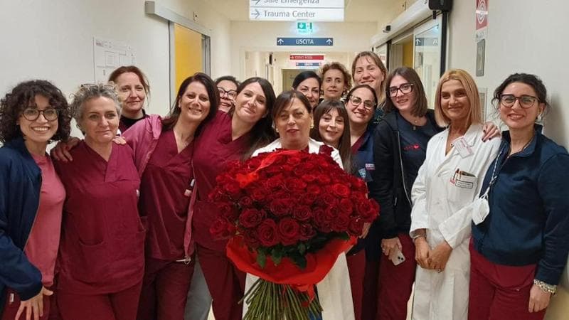 Immagine del post 1100 - Bari Torna a Lecce per ringraziare chi si era preso cura di lui: giovane ucraino dona 101 rose al Fazzi - Bari