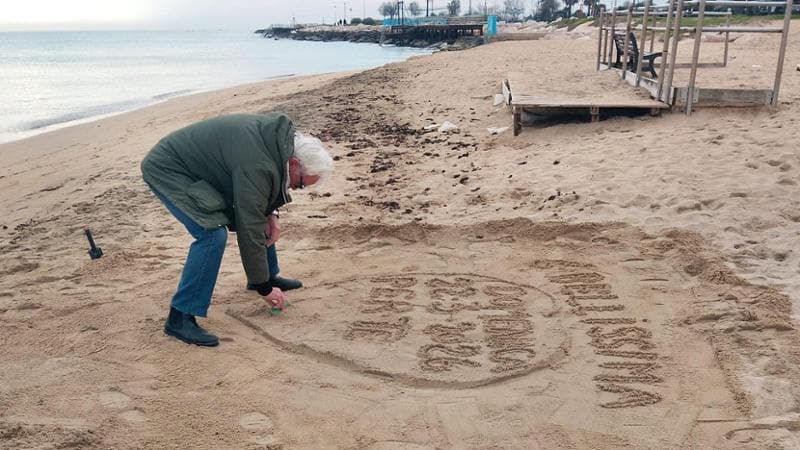 Pasquale, il pensionato che disegna cuori sulla spiaggia di Pane e pomodoro: “Una dedica al giorno” - Bari