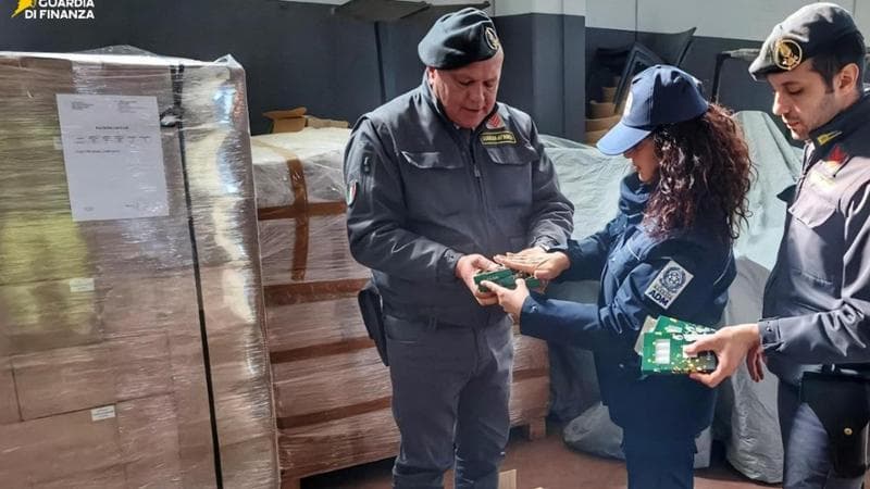 Bari, carico di candele sequestrato nel porto: marchiate “made in Italy” arrivavano dalla Bulgaria - Bari