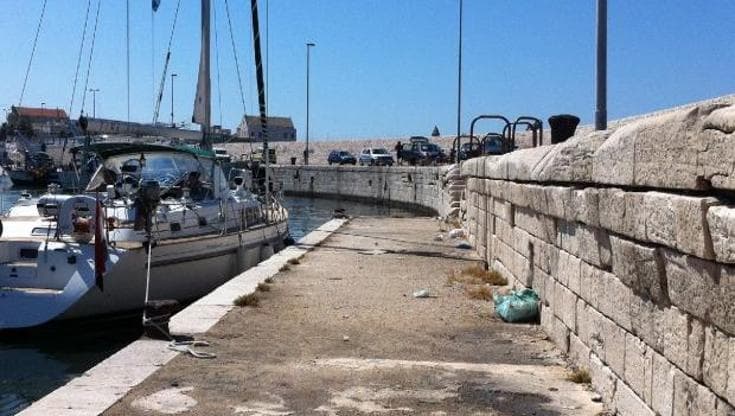 Avvicinato in un bar, portato sul mare e pestato da un gruppo di persone. Aggressione a Bari vecchia - Bari