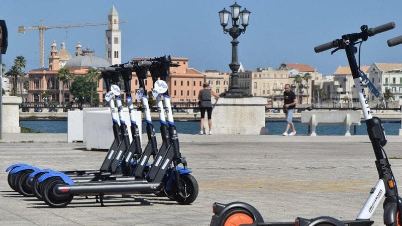 Bari, 200 multe hanno fermato i monopattini elettrici: noleggi in calo del 20% e meno mezzi - Bari