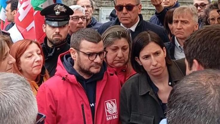 Immagine del post 19977 - Bari Natuzzi, Elly Schlein ai cancelli dello stabilimento di Santeramo: “L’azienda riveda i suoi piani” - Bari