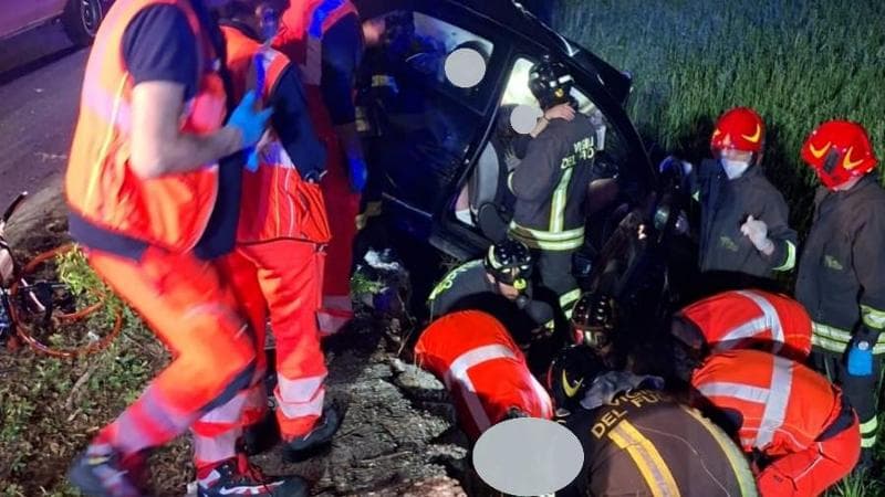 Monopoli, schianto contro un albero: tre ragazzi in ospedale in codice rosso - Bari