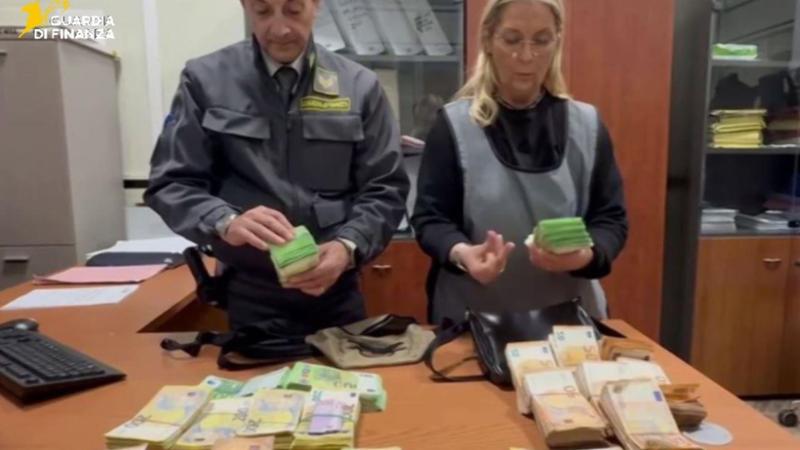 In tasca e nel marsupio contanti per 390mila euro non dichiarati: maxisequestro al porto di Bari - Bari