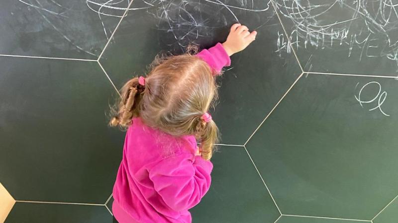 Immagine del post 9081 - Bari Cresciuta in carcere, Nina a 4 anni rischia di finire in comunità: “Diamole una casa e l’infanzia” - Bari