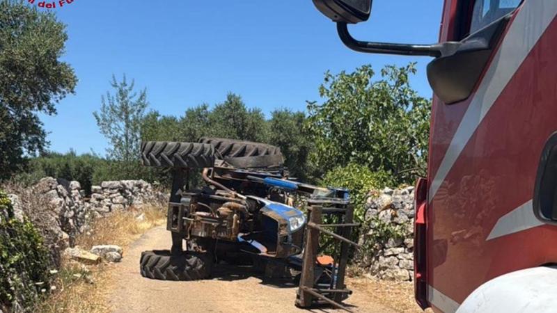 Trattore perde una ruota, si inclina e schiaccia il contadino. Incidente sul lavoro a Putignano - Bari