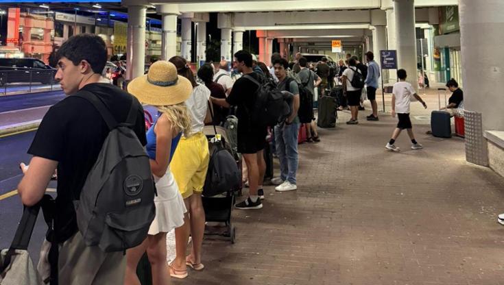 Non ci sono taxi, code di oltre un’ora in aeroporto a Bari: viaggiatori in attesa fino all’1,45 - Bari