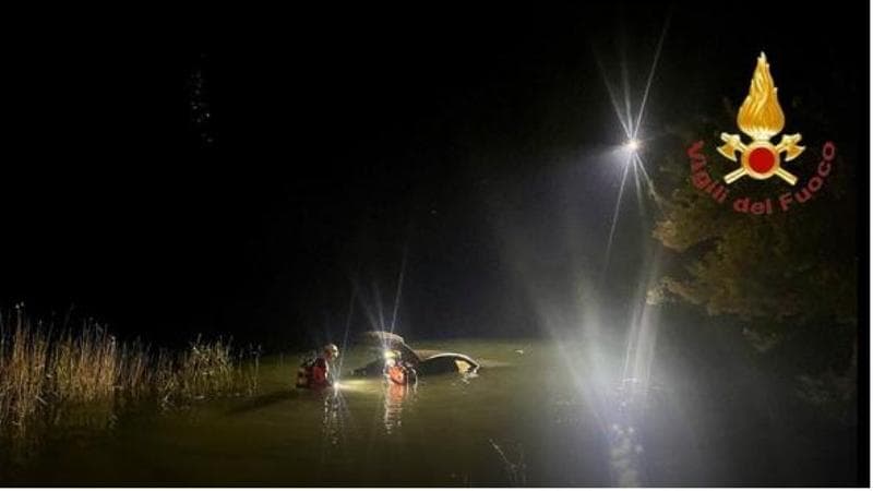 Immagine del post 22245 - Bari Minervino, auto affiora dalle acque del Locone: recuperata dai vigili del fuoco. Era stata rubata - Bari