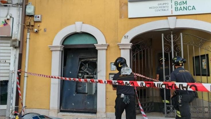 Immagine del post 22236 - Bari Modugno, secondo assalto a un bancomat in 24 ore: esploso lo sportello di BdM Banca. Danni pesanti - Bari