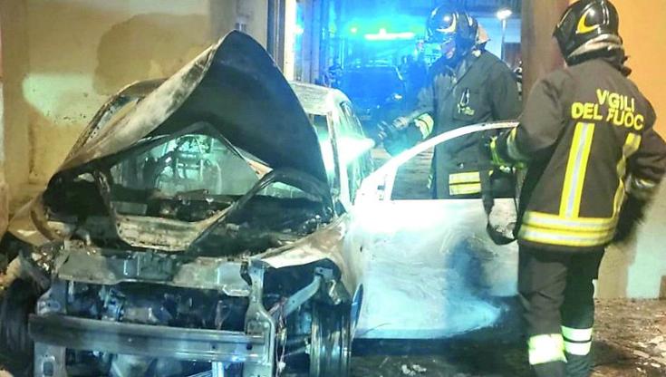Bari, cinque proiettili davanti a un’auto divorata dalle fiamme nella notte: indagini a Ceglie - Bari