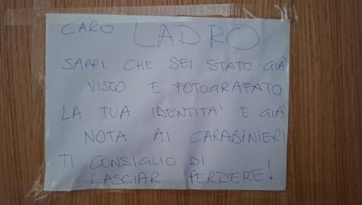 Immagine del post 23419 - Bari “Sappiamo chi sei”: inquilini sfidano il ladro con un cartello sulla porta nel quartiere Madonnella - Bari