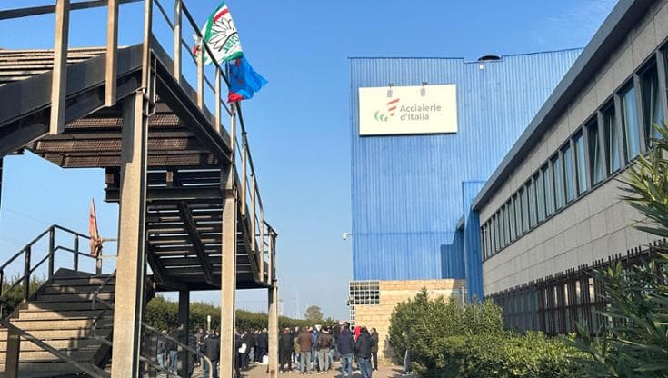 Ex Ilva di Taranto, operaio di 24 anni investito da autobotte in retromarcia: ricoverato, è grave - Bari