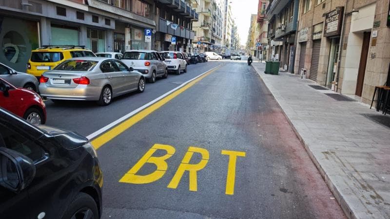Bari e l’incubo doppia fila, in via Quintino Sella il Brt sfida il malcostume: “Rischio caos” - Bari