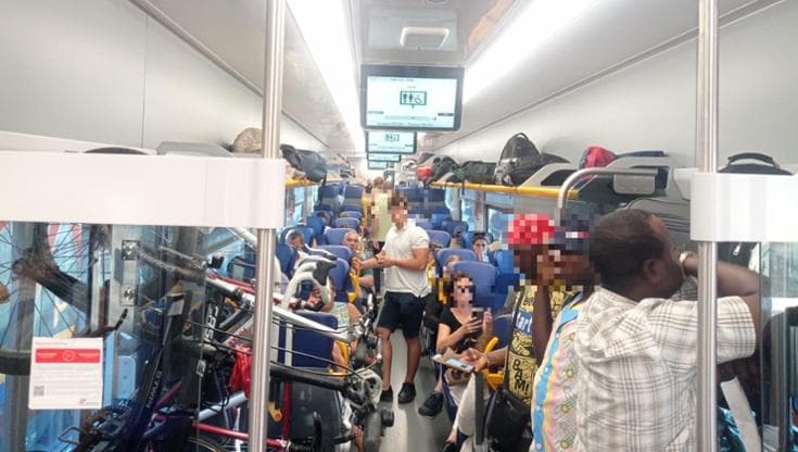 Treni, caos e ritardi a catena per un guasto sulla linea Bari-Lecce: “Vagoni stracolmi di gente” - Bari