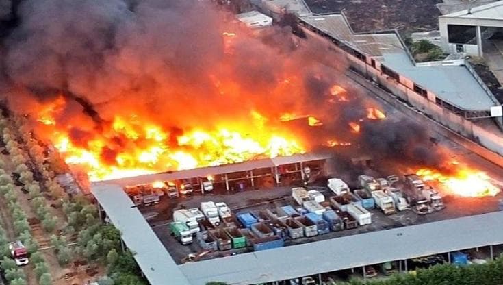 Immagine del post 24382 - Bari Ecocentro di Lequile avvolto dalle fiamme. Distrutti capannoni, mezzi e rifiuti: l’ombra del dolo - Bari
