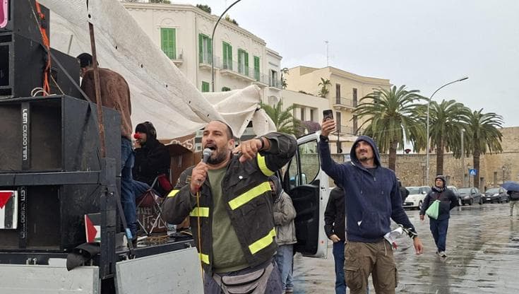 Vigile del fuoco in piazza: “Multato per aver manifestato in divisa, torno e ringrazio la polizia” - Bari