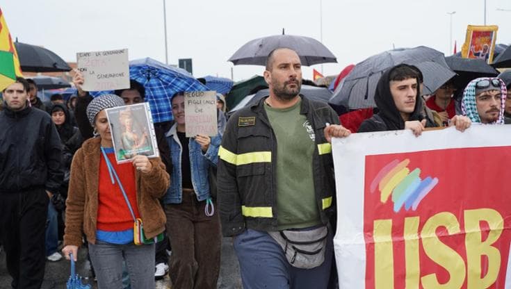 Immagine del post 26683 - Bari “Ora dateci un futuro”: anche mamme con i figli in prima linea nell’onda della protesta a Bari - Bari
