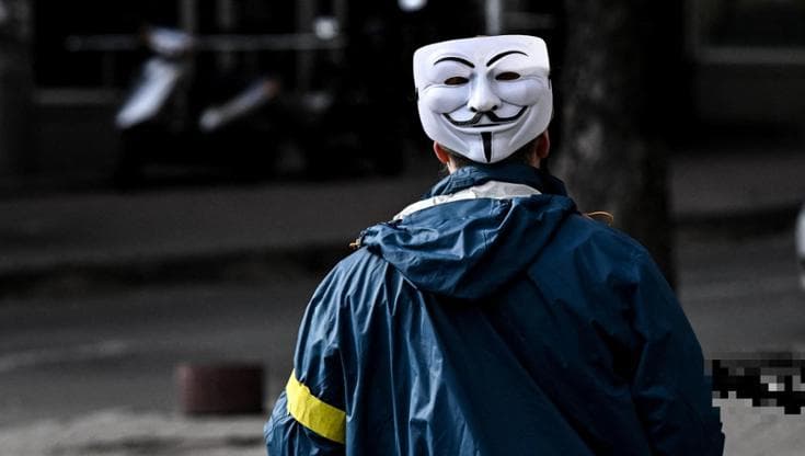 Immagine del post 26668 - Bari Taranto, con la maschera di Anonymous e armato di pistola rapina tassista: arrestato 28enne - Bari