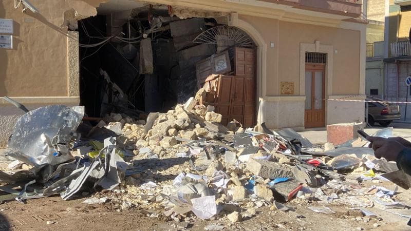 Assalto con ruspa a un ufficio postale nella Bat: sventrato un muro, banditi in fuga - Bari