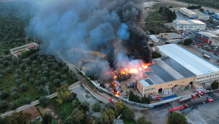 Immagine del post 15440 - Bari Incendio a Palo del Colle, brucia la Gm Service. “Tenete porte e finestre chiuse” - Bari