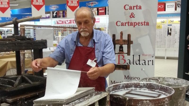 Lecce piange Luigi Baldari, il maestro della cartapesta. Il suo laboratorio sempre aperto a tutti - Bari
