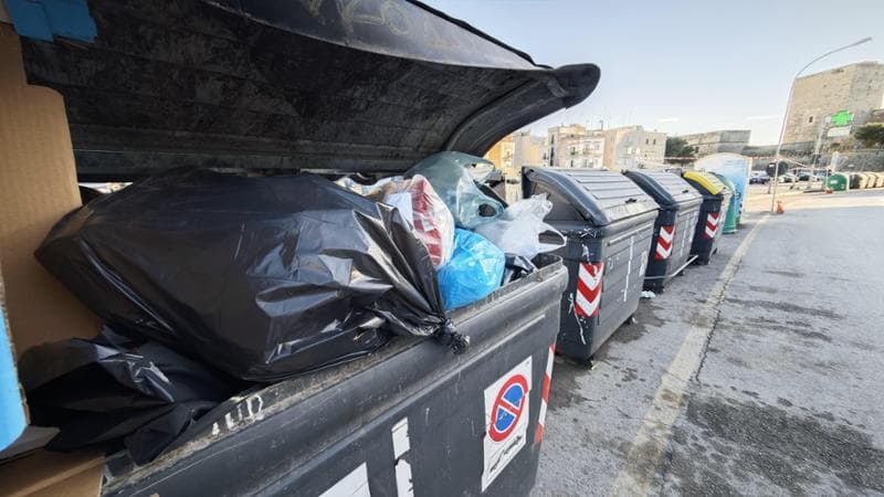 Immagine del post 1152 - Bari Bari, dal 1° febbraio stop ai rifiuti in buste e sacchi neri. Multe fino a 500 euro: “Più igiene” - Bari