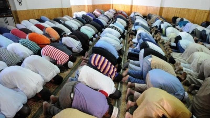 Puglia, festa di fine Ramadam per 35mila musulmani: “Pochi spazi, c’è chi prega in videochiamata” - Bari