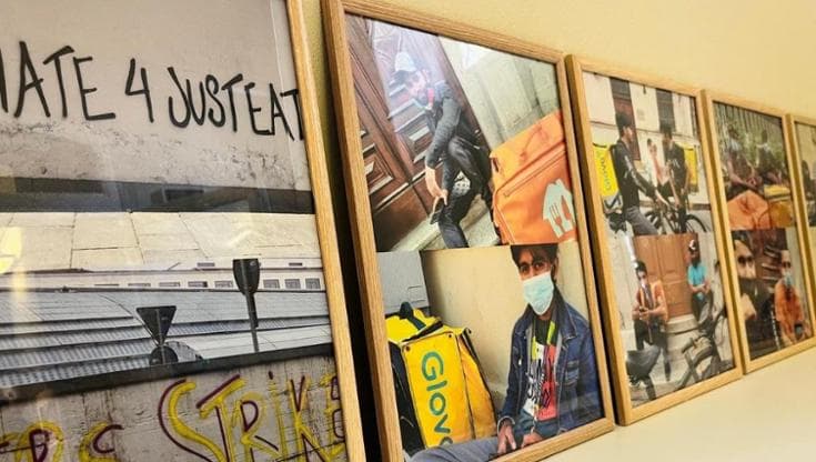 Volti esausti, corpi in movimento e attese: a Bari una mostra fotografica racconta i rider - Bari