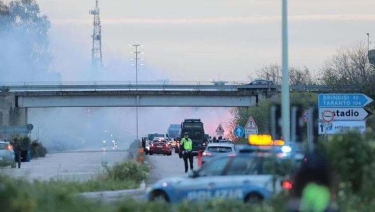 Immagine del post 5042 - Bari Scontri prima di Lecce-Roma, un arresto e 2 denunce. Nove poliziotti feriti: le indagini proseguono - Bari