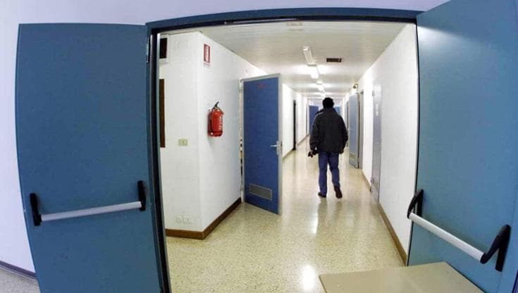 Immagine del post 18884 - Bari Barletta, minaccia collaboratore scolastico con un coltellino: studente bloccato da insegnante - Bari